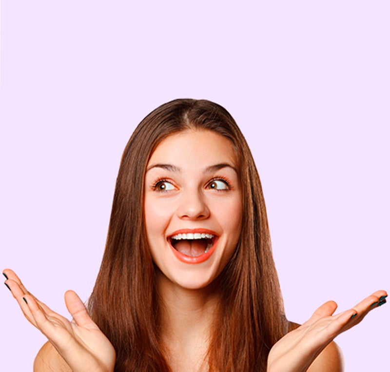 Uma rapariga feliz por descobrir como aliviar a acne